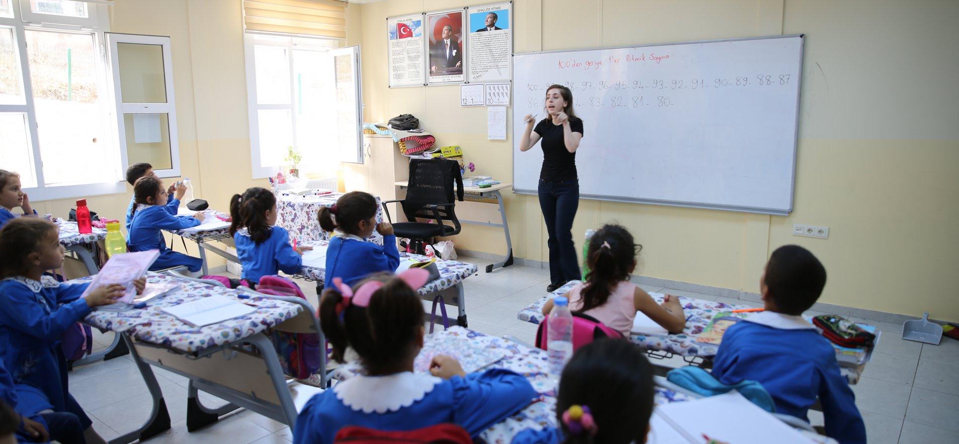 SURİYE SINIRININ FEDAKAR ÖĞRETMENLERİNDEN EĞİTİM NÖBETİ