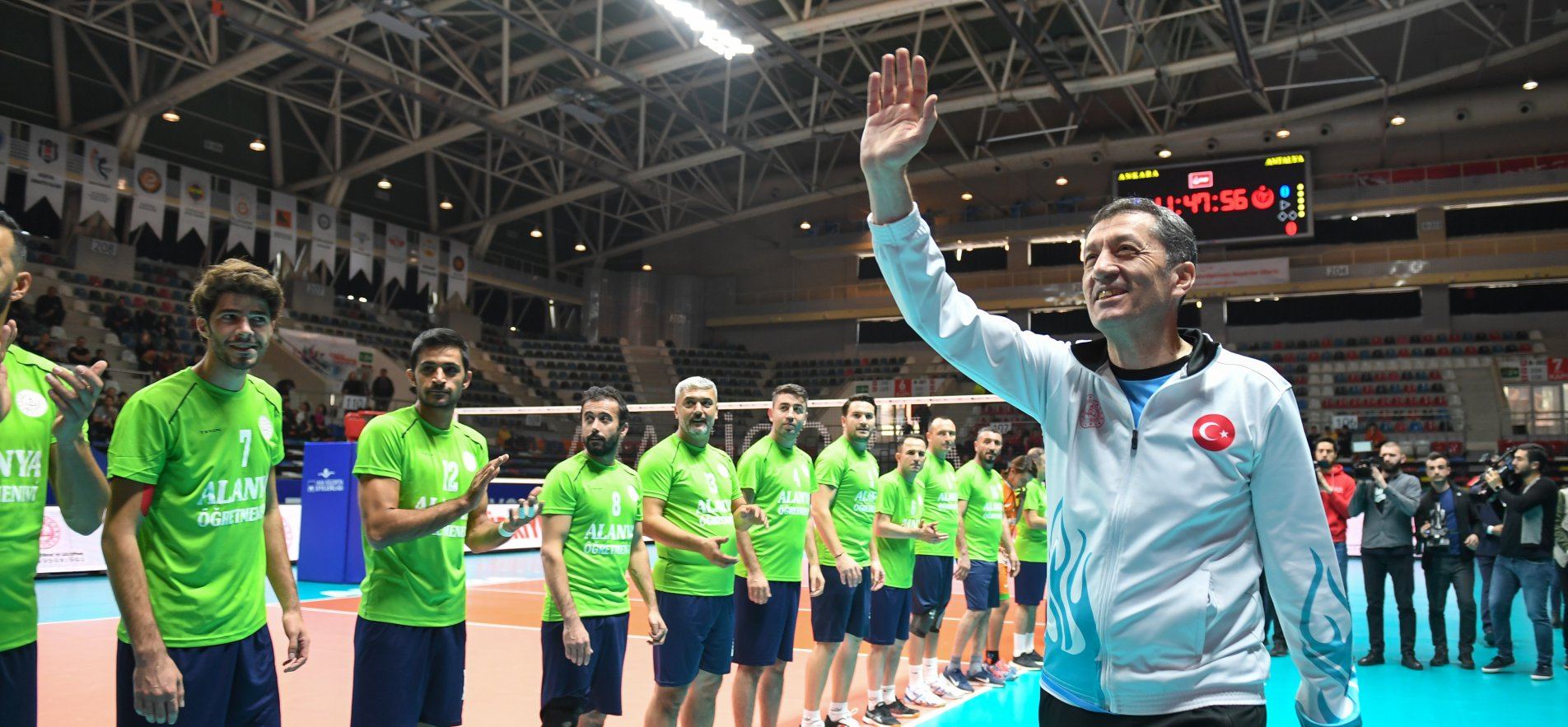 'TÜRKİYE ÖĞRETMENLER KUPASI' VOLEYBOL FİNAL MAÇINDA İLK SERVİS ATIŞI, BAKAN SELÇUK'TAN 