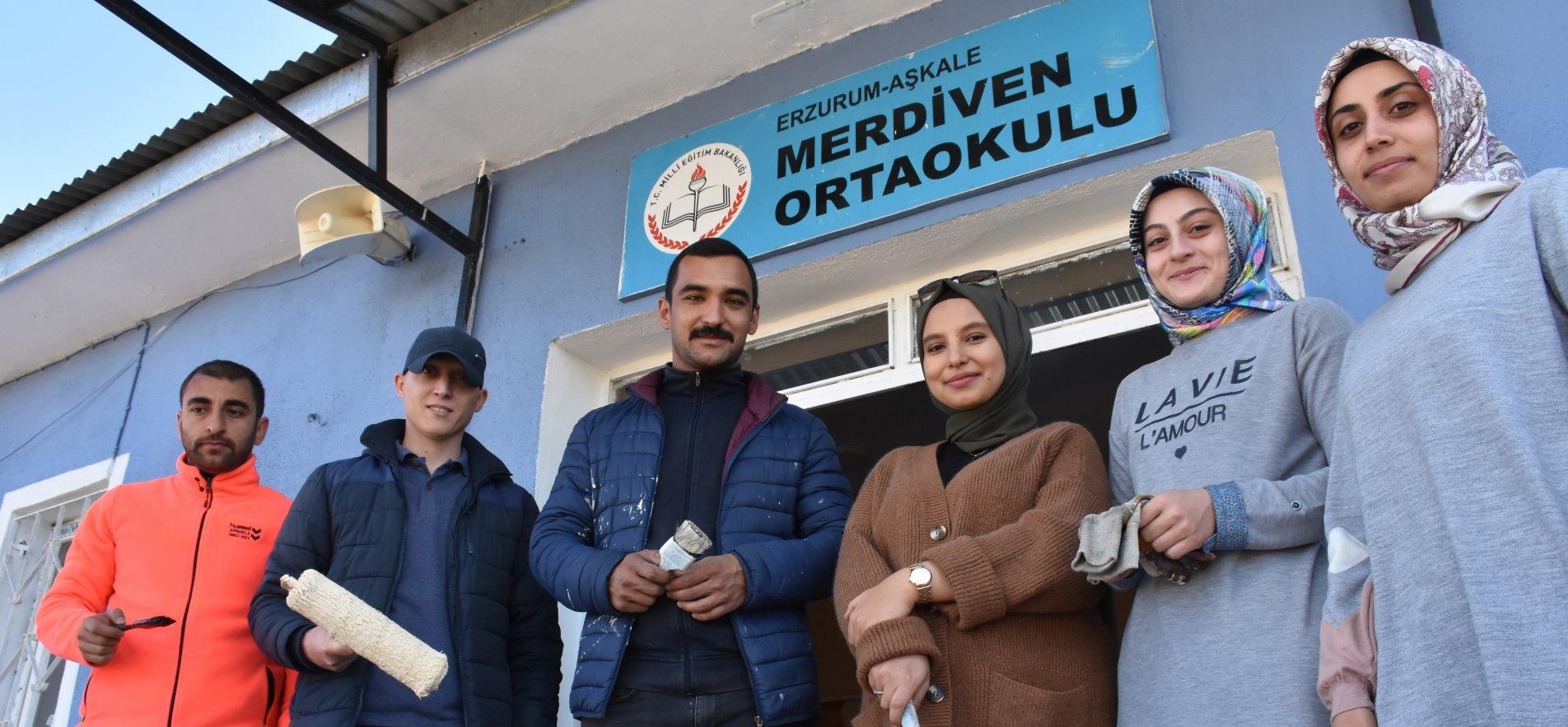 ÇİÇEĞİ BURNUNDA ÖĞRETMENLER KÖY OKULUNU CIVIL CIVIL YAPTI