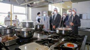 VOCATIONAL HIGH SCHOOL STUDENTS PREPARE HOSPITAL FOOD  