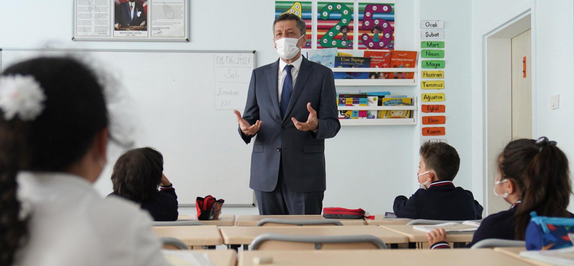 TEACHER ZİYA MEETS WITH CHILDREN ON THE FIRST DAY OF FACE TO FACE EDUCATION