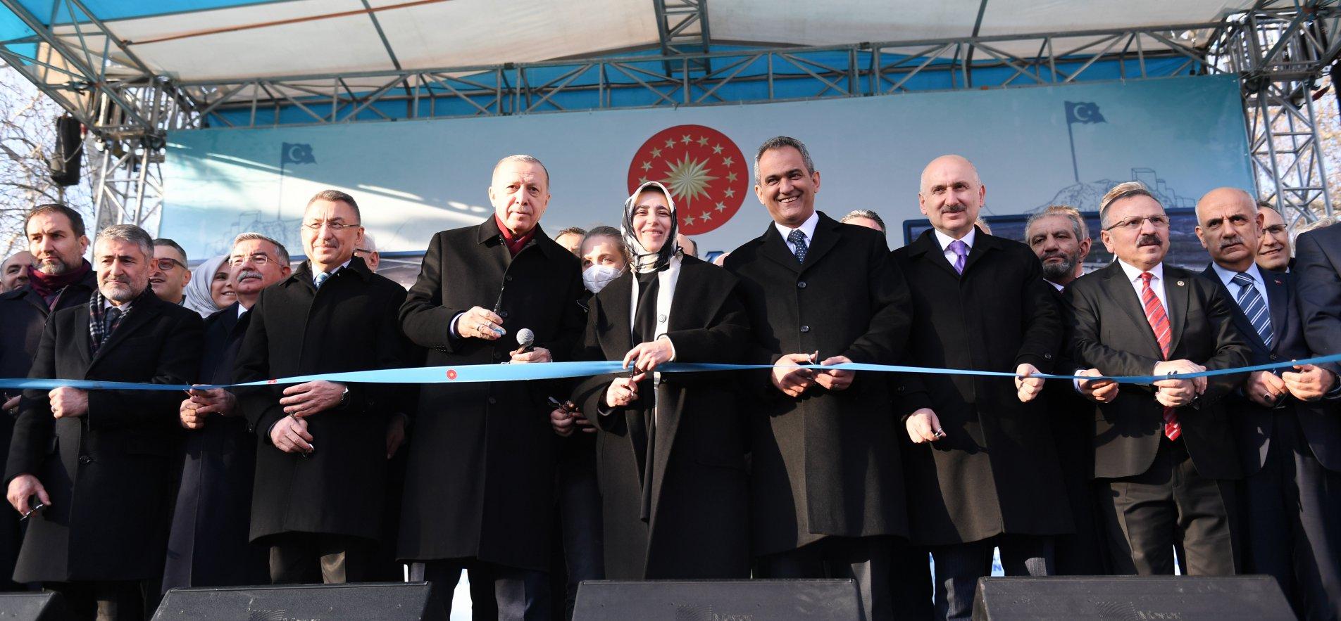 TOKAT'TA YENİ HAVALİMANI İLE EĞİTİM YATIRIMLARININ BULUNDUĞU TOPLU AÇILIŞ TÖRENİ YAPILDI