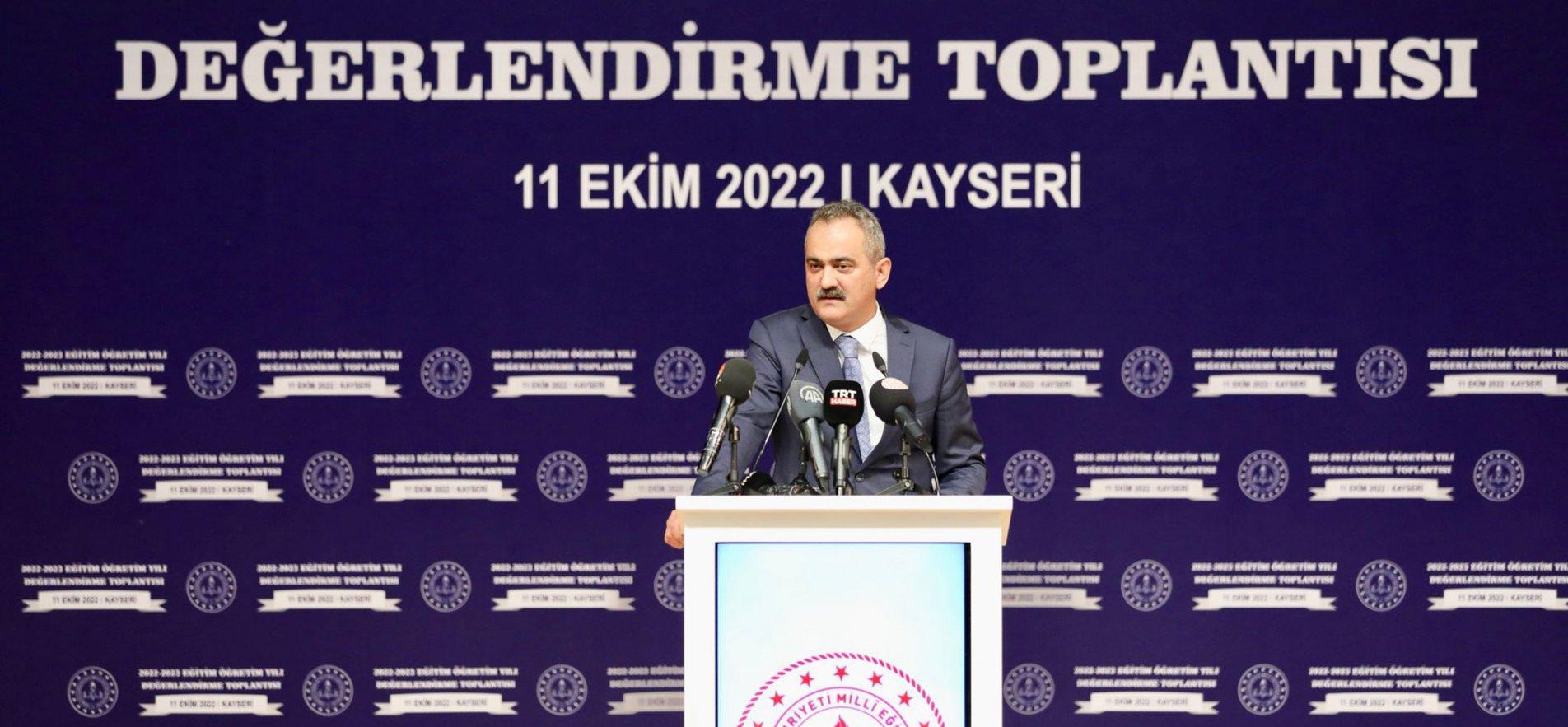 BAKAN ÖZER, KAYSERİ'DE OKUL YÖNETİCİLERİ VE ÖĞRETMENLERLE BULUŞTU