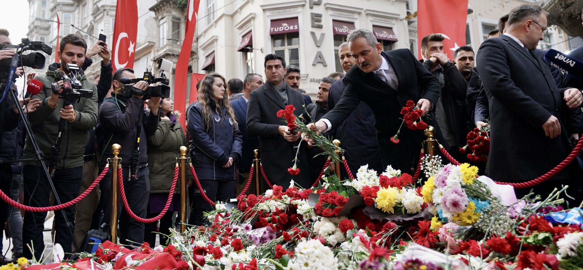 BAKAN ÖZER, İSTİKLAL CADDESİ'NDEKİ TERÖR SALDIRISINDA HAYATINI KAYBEDENLER İÇİN OLAY YERİNE KARANFİL BIRAKTI