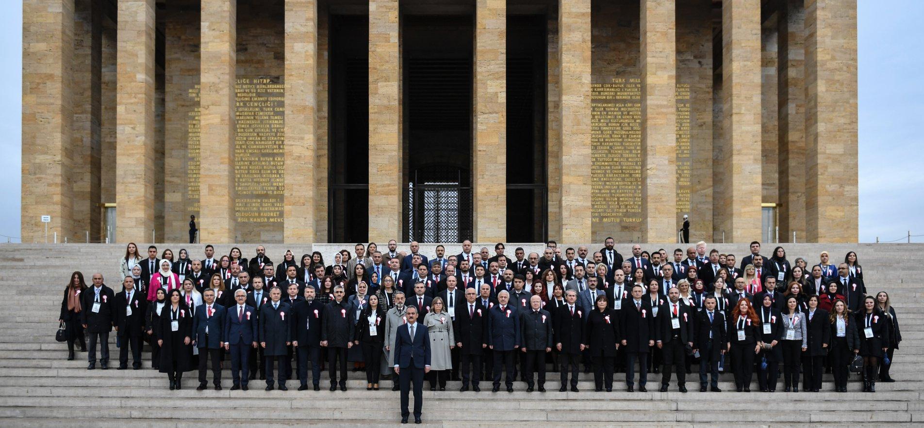 BAKAN ÖZER, ÖĞRETMENLERLE ANITKABİR'İ ZİYARET ETTİ